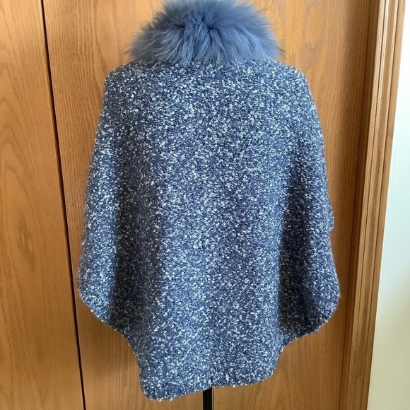 J. McLaughlin Blue & White Boucle Wool Button Cape with Dyed Raccoon Fur Collar - Picture 2 of 6